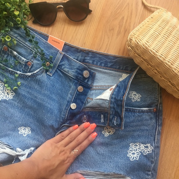 NWT Levi’s 501 shorts 💙 - Picture 3 of 5